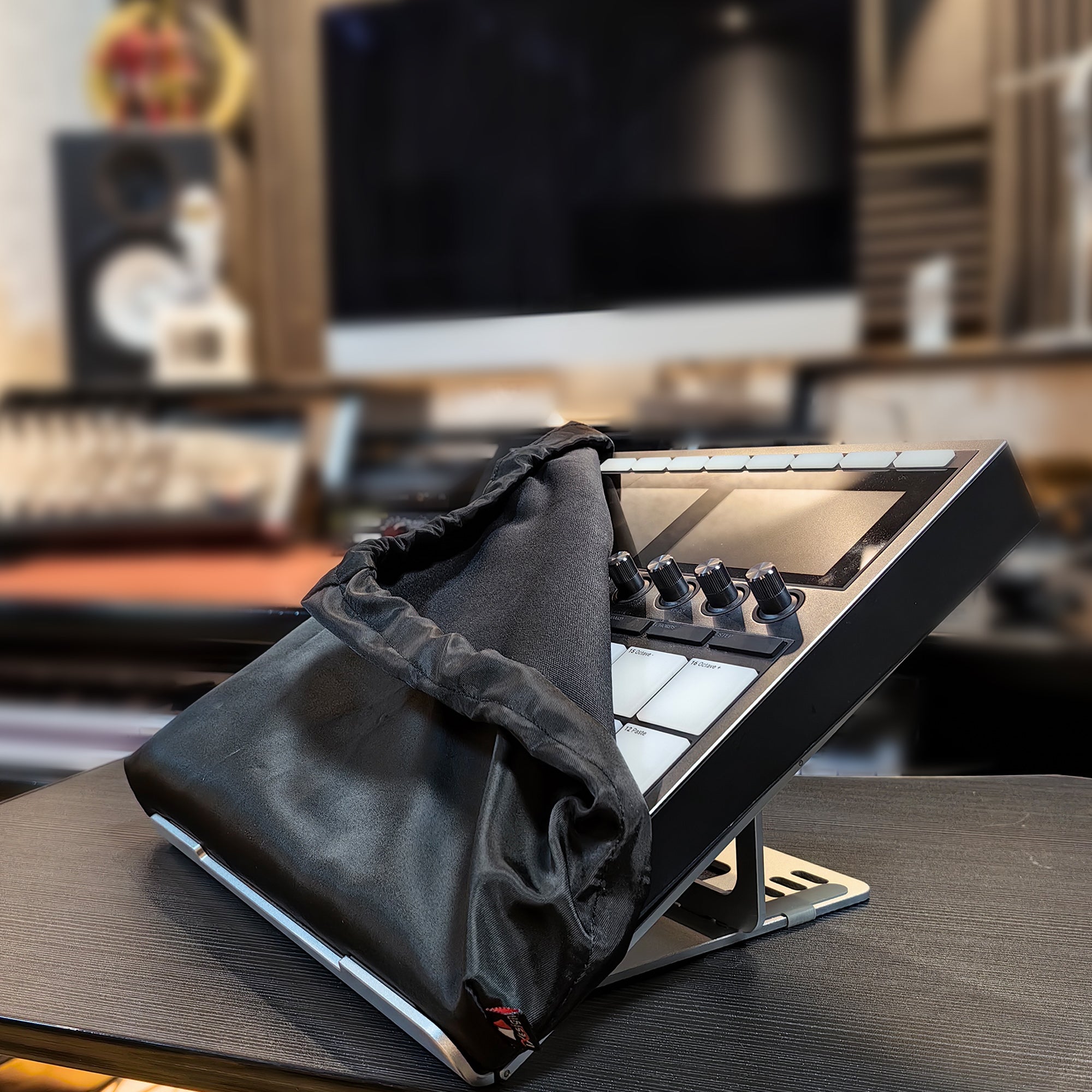 The black dust cover is compatible with RODE Caster Pro II and NI Maschine+. It is made of nylon material, waterproof and retractable, and effectively prevents dust and pet hair